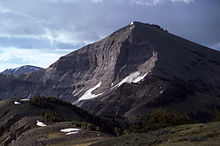 Photographie montrant le mont Langford depuis le bas.