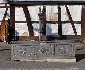 Gusseiserner Brunnen in der Ortsmitte