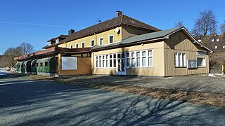 Gleisseite des ehemaligen Bahnhofs Clausthal-Zellerfeld (beheimatet heute die Stadtbücherei)