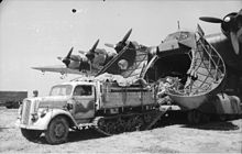 Bundesarchiv Bild 101I-559-1085-07, Italien, Flugzeug Me 323 Gigant, Opel "Maultier".jpg