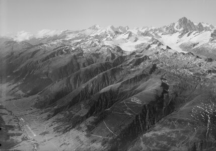 L'aérodrome d'Ulrichen dans la vallée de Conches en 1955