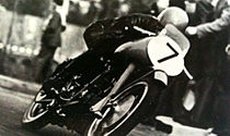 Enrico Lorenzetti op de 250 cc Moto Guzzi Gambalunghino in 1952