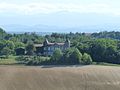 Maison de Coulom, vue de la halle, avec la chaîne des Pyrénées.