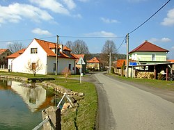 Road through Měňany