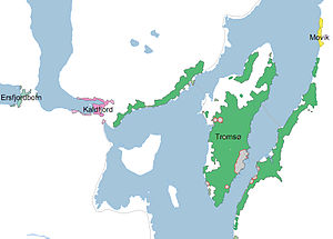 A cidade de Tromsø fica na ilha Tromsøya, e ainda tem extensões na terra firme e na ilha Kvaløya.