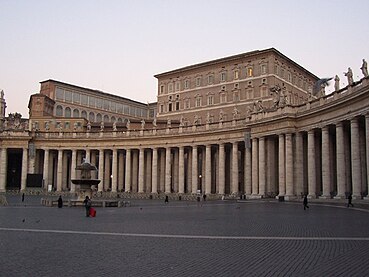 Uma seção da enorme colunata à volta da Praça de São Pedro, em Roma