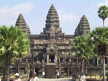 Teml Hindŵaidd Angkor Wat, Cambodia, a ystirir "y deml fwyaf yn y byd" (dechrau'r 12g)