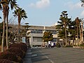 埴生中学校（2011年当時。2020年以降は手前部分に埴生小学校校舎が建設されている。埴生280番地[57]）