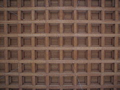 plafond à caissons en bois, reconstitution de la structure du IVe siècle.