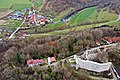 Blick talwärts nach etwa Nordnordosten über die Burg Leofels auf die Jagst und jenseits den Weiler Hessenau