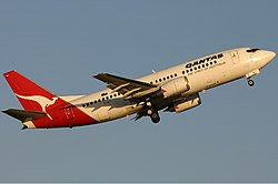 Боинг 737-300 на Qantas излита от летище Аделаида, 2005 г.