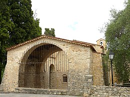 Le porche protégeant la cuve baptismale devant l'église.