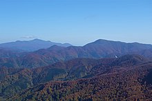 栗駒山（左奥）と虎毛山（右手前）