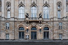 Im Film treffen Timm Thaler und Baron Lefuet bei einem Pfer­de­ren­nen erstmals auf­ein­ander. Ge­dreht wurden die Aufnahmen an den Galopprennbahnen in Halle und in Hoppegarten (li.) Aus dem Berliner Kammergericht (re.) wurde im Film ein Grand Hotel