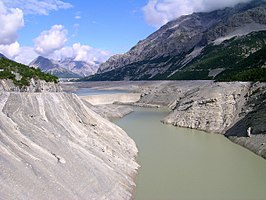 Lago di Cancano in het Valle di Fraele, enkele kilometers ten zuidoosten van de pas