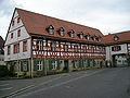 Des neie Rodhaus in da oidn Klostaschui, rechts im Buid des Klostahoftor