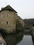 L'abbaye Saint-Junien de Nouaillé-Maupertuis et ses douves alimentée par le Miosson.