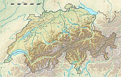 Mapa konturowa Szwajcarii, blisko dolnej krawiędzi nieco na lewo znajduje się czarny trójkącik z opisem „Mont Avril”