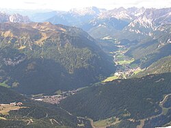 Vue du val di Fassa depuis le col Pordoi.