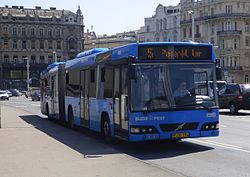 Volvo 7700A az Erzsébet híd pesti hídfőjénél