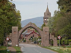 Der Dalhousie Arch am Ortseingang