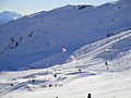 Un parapente survole les pistes.