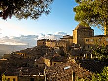 Volterra al atardecer (5113682960).jpg