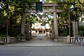 難波八阪神社鳥居から。