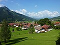 Blick über Bad Hindelang, im Vordergrund der Ortsteil Bad Oberdorf mit der Kirche Unserer Lieben Frau im Ostrachtal und St. Jodokus