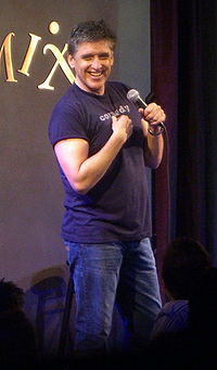 Apresentando um stand-up na cidade de Nova Iorque em 2007