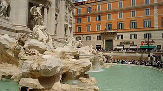 Der Trevi-Brunnen von der Seite gesehen.