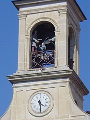 Jacquemart sur le toit de la mairie de Montbard.