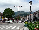 Le centre-bourg depuis le pont de pierre.