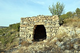 Vista frontal de una barraca de piedra en el «camino de Sesga», Ademuz (Valencia), con detalle de la entrada.