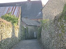 Ruelle bordée de vieux murs de schiste près de l'église.