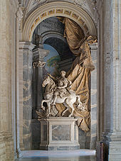 Vue d'une statue de Charlemagne à cheval dans une niche de la basilique