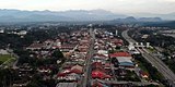 Bandar Sungai Siput, Perak, berlatarbelakangkan Banjaran Titiwangsa.