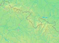 Mapa konturowa Sudetów, blisko centrum na prawo znajduje się czarny trójkącik z opisem „Zielnik, ''czes. Travná''”