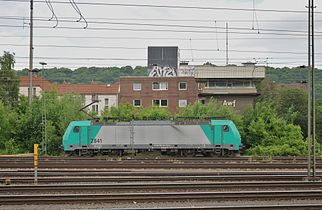 Fahrdienstleiterstellwerk Awf mit Lokomotive BR186 von Alpha Trains