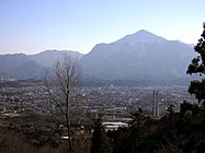 秩父市街地と武甲山