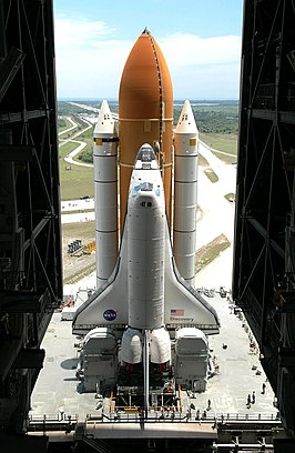 Spaceshuttle Discovery tijdens de roll-out voor STS-121