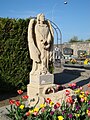 Statues de l'ancien monument aux morts.