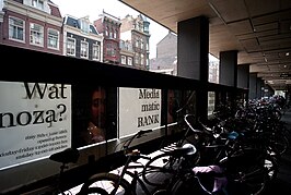 De galerij met vitrines en fietsen (2011)