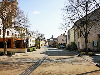 D'Wäistrooss am Zentrum vum Duerf