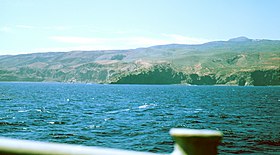 L'île Socorro et le mont Evermann vus depuis la mer.