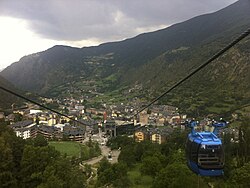 Vus sur le premier tronçon de la ligne avec la ville d'Encamp en arrière plan.