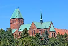 Ratzeburger Dom im Sommer.JPG