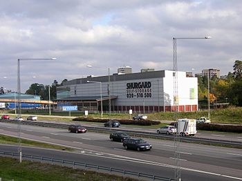 Vänstra fotot: Gyllene ratten 1958, högra fotot: På samma plats ligger sedan 2010 hyrlagret Shurgard.