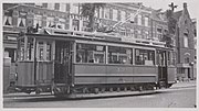 Tram in de straat; rechts de school (1940-1942)