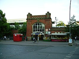 Station met de gemoderniseerde voorgevel van het stationsgebouw uit 1903 (2008)